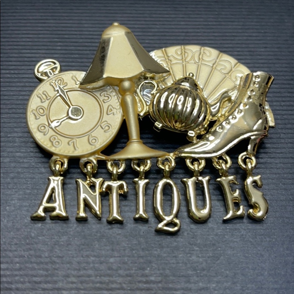 VINTAGE AJC FIGURAL ANTIQUES GOLD TONE BROOCH